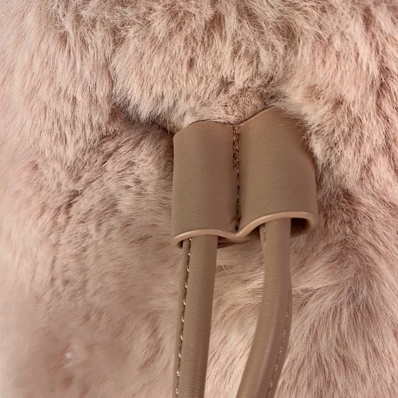 Street Level faux fur bucket bag in mauve - Picture 6 of 11